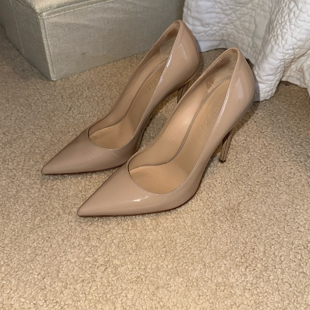 Tan patent leather pointed toe heels!